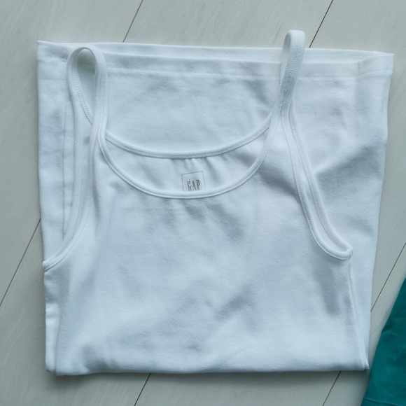 NWOT 4 tank tops bundle - Picture 2 of 5